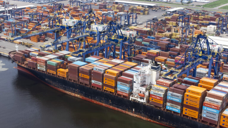 Buque portacontenedores atracado en el muelle de Altamira Terminal Portuaria, junto a las grúas pórtico