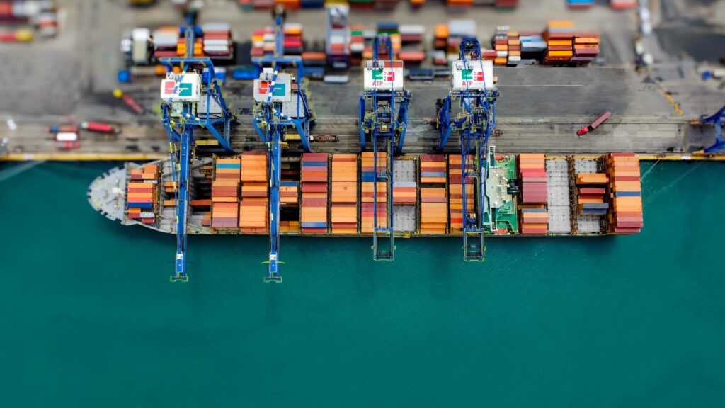 Vista cenital de grúas pórtico cargando y descargando un buque portacontenedores